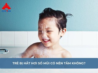 Trẻ bị hắt hơi sổ mũi có nên tắm không?